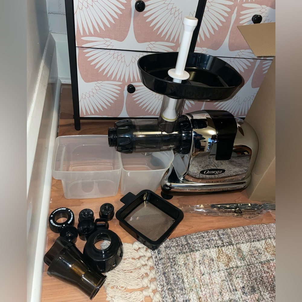 OMEGA cold press juicer